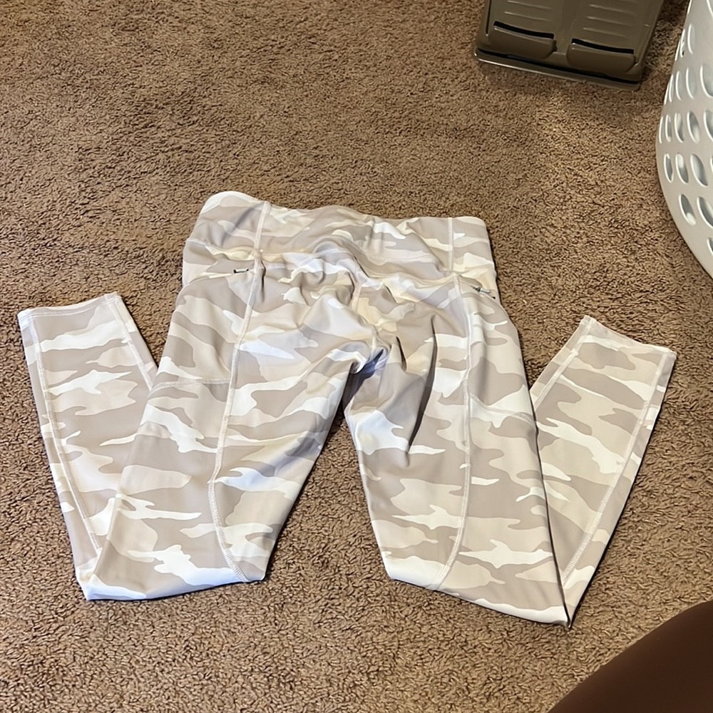 ATHLETA White Camo Contender PowerLift 7/8 Leggings Medium Tall (29“) - Picture 4 of 11